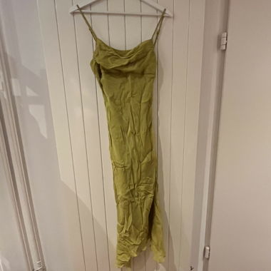 grünes asymmetrisches Kleid
