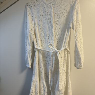 Robe blanche en dentelle RESERVED