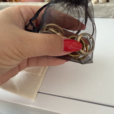 Jeu de bagues dans un sac en organza surprise