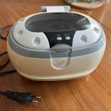 Ultrasonic cleaner for jewellery & glasses