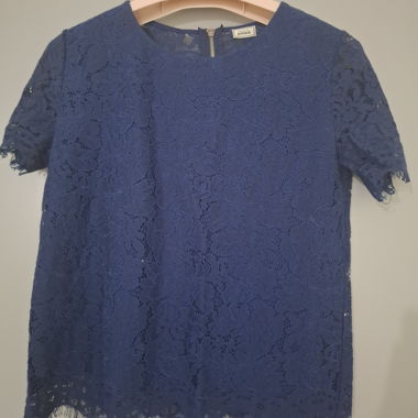 Top in pizzo blu