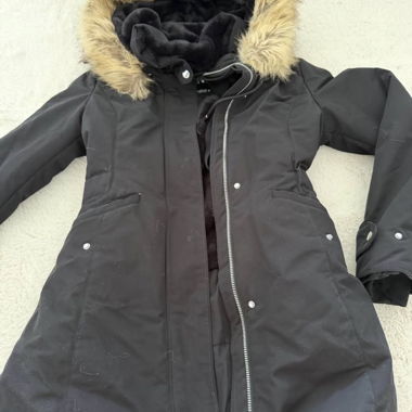Manteau noir à capuche fourrure