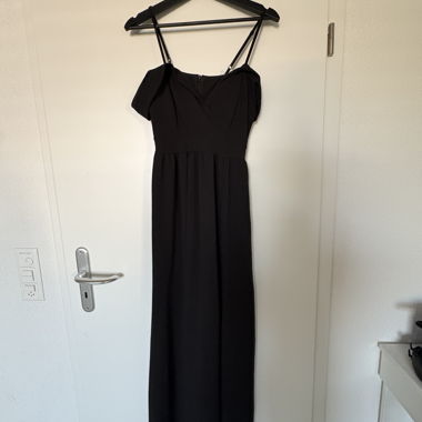 Schwarzes Kleid