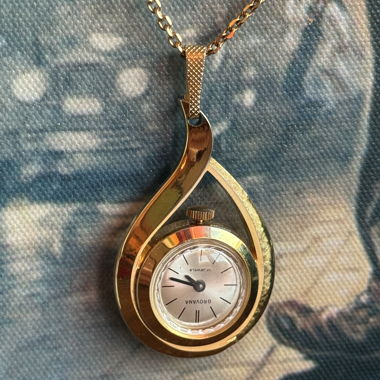Pure Elegance Necklace Uhr 