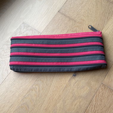 Astuccio con zip grigio e rosa