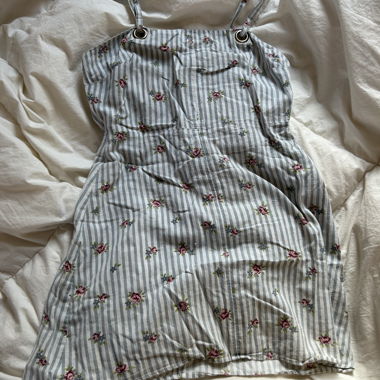 Gestreiftes florales Sommerkleid