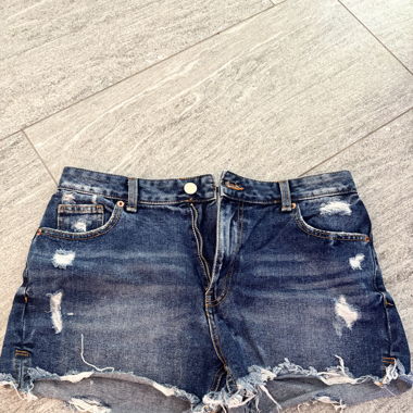 Kurze Jeanshose