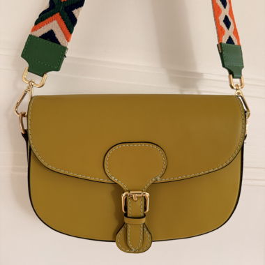 Ledertasche über der Schulter