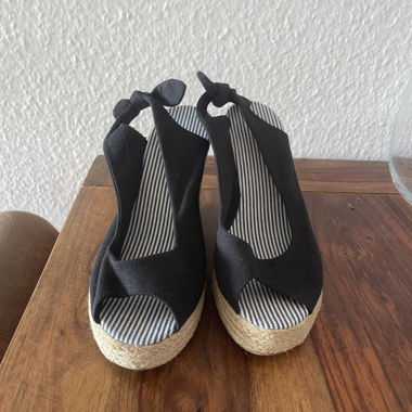 Schwarze Keilsandaletten