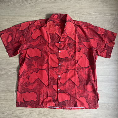 Rotes Hemd mit Print