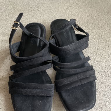 Riemchen-Sandalen (schwarz, Gr. 39)