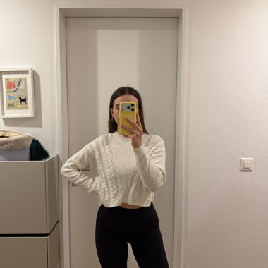 Weisser Strickpullover