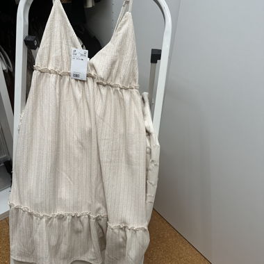 Abito a spalline beige con volant