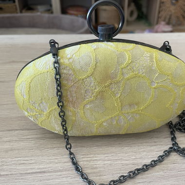 Gelbe Spitzen-Abendclutch mit Kette