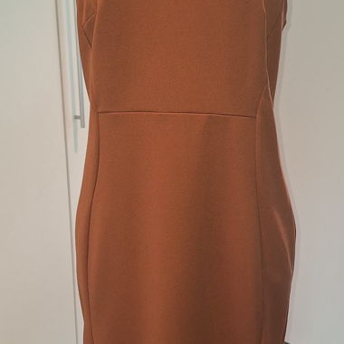 Braunes Neckholder-Kleid