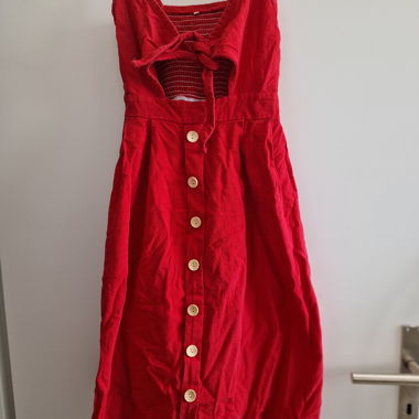 Robe d'été rouge à patte boutonnée