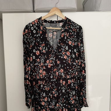 Kleid mit Blumen und dezenten Rüschen