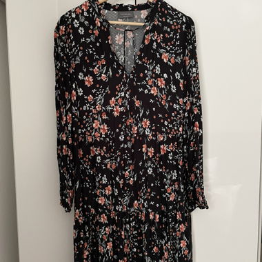 Kleid mit Blumen und dezenten Rüschen