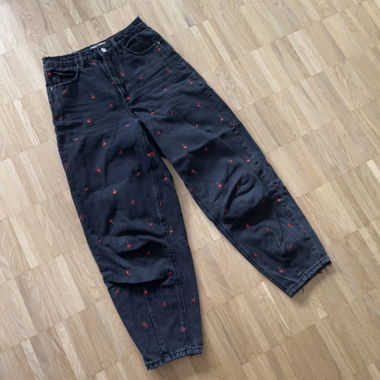 Jeans mit Blumenstickerei