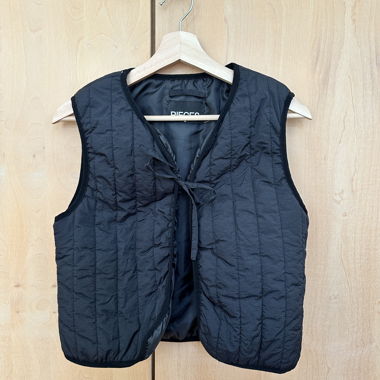 Veste matelassée noire de PIECES