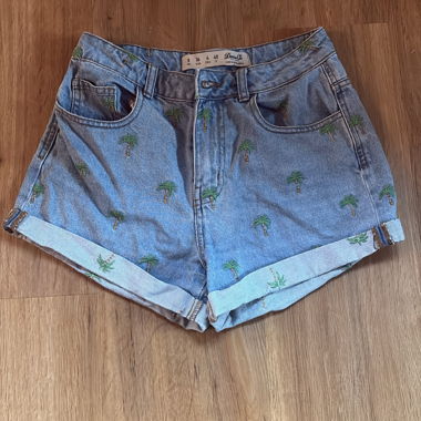 Pantaloncini di jeans con motivo di palme