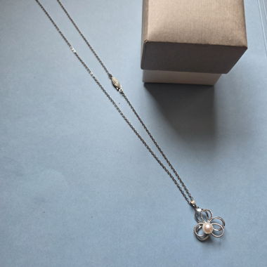 Collier fleur avec perle