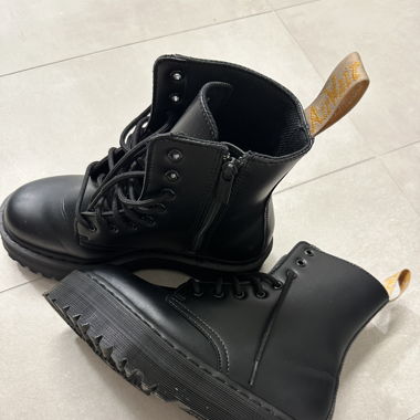 Dr. Martens Plateustiefel