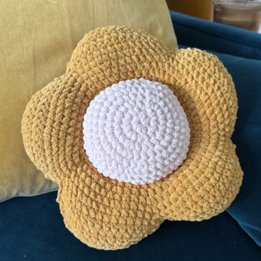 Blumen-Kissen mit Häkeloptik – Handmade