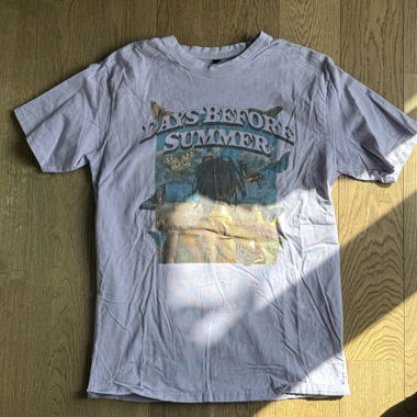 Lila Grafik‑T-Shirt « Days Before Summer » XL