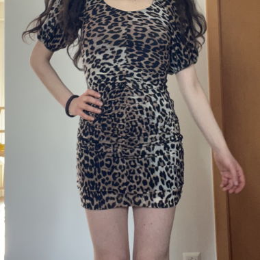 Ganni-Hängekleid mit Leopardenmuster und Falten