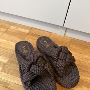 Schöne geflochtene Sandalen