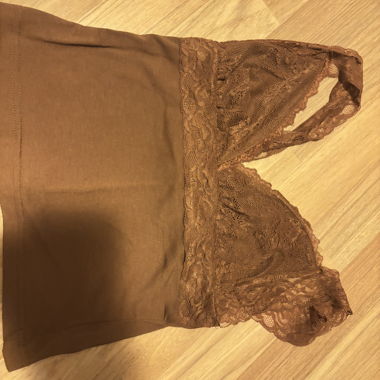 Braunes Spitzentop