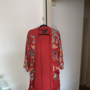 BERSHKA - kimono rouge fleuri (xs/s) 