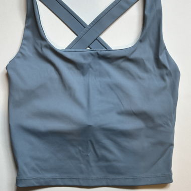 Top sportivo con spalline incrociate