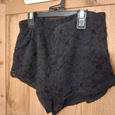 Short in pizzo nero