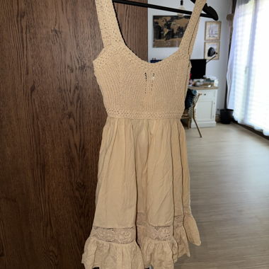 Abito in maglia beige Zara con pizzo