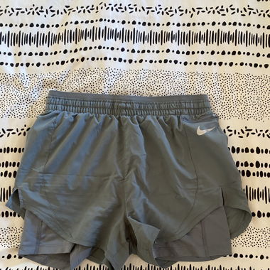 Short nike gris