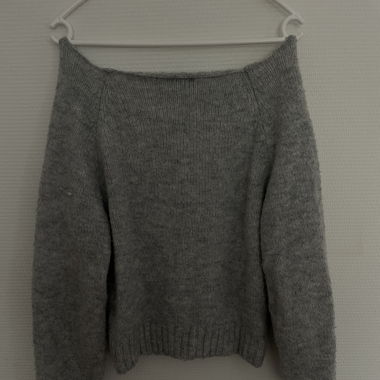 Grauer Pullover