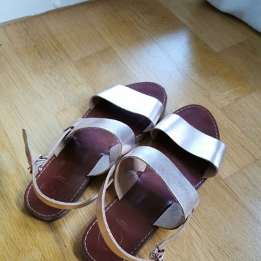 Flache Sandalen in metallic rose