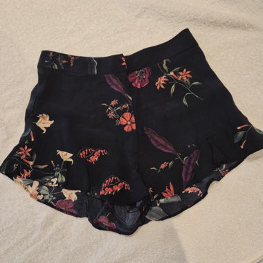 Zara-Shorts schwarz mit Blumenmuster