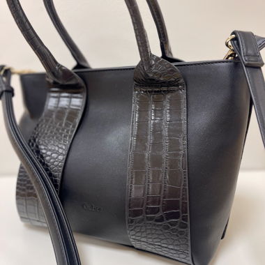elegante borsa a tracolla con manico