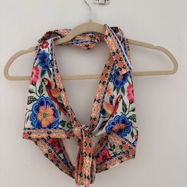 Blumiges Wickel-Top mit Halterneck