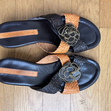 Geflochtene Sandalen mit Absatz