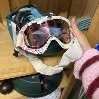 Ski helmet and ski goggles