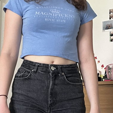 blaues T-Shirt mit Aufdruck