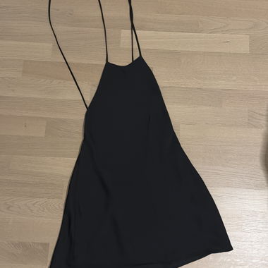Robe noire mini à bretelles