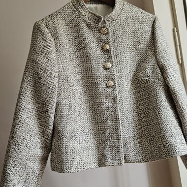 Kurze Jacke mit Offizierskragen