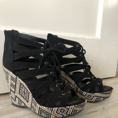Schnür-Sandalen mit Keilabsatz