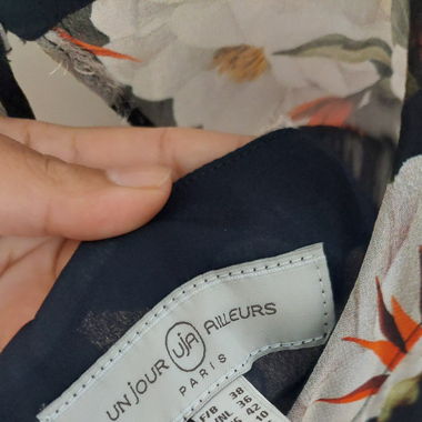 Robe bleue à motif de fleurs 