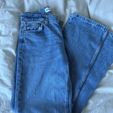 Jeans blu a vita bassa dalla linea dritta Bershka